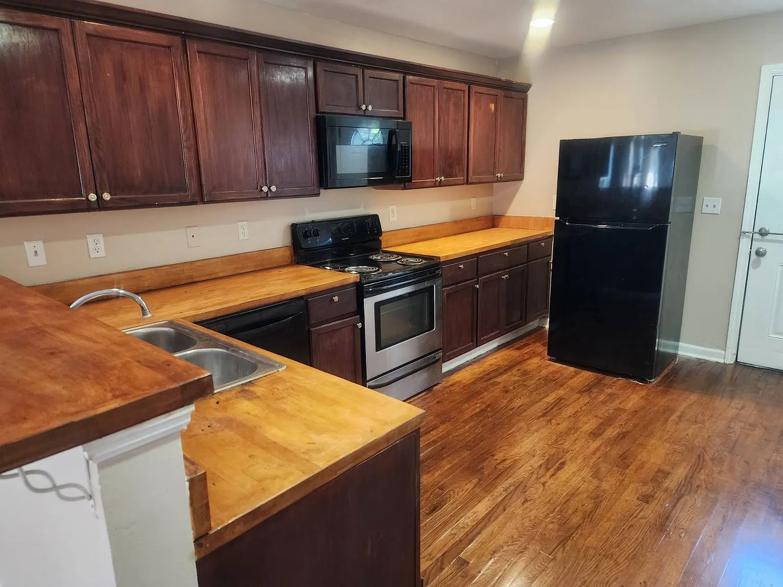 4 bed, 3.0 bath, 1742 sqft, $2,400 — Photo 3