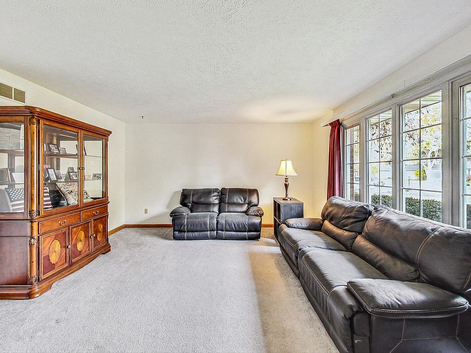 2nd image of 480 N Shabbona St