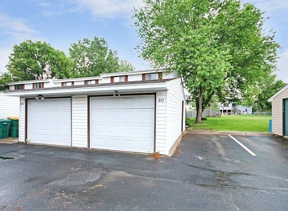 3rd image of 842 Woodgate Dr