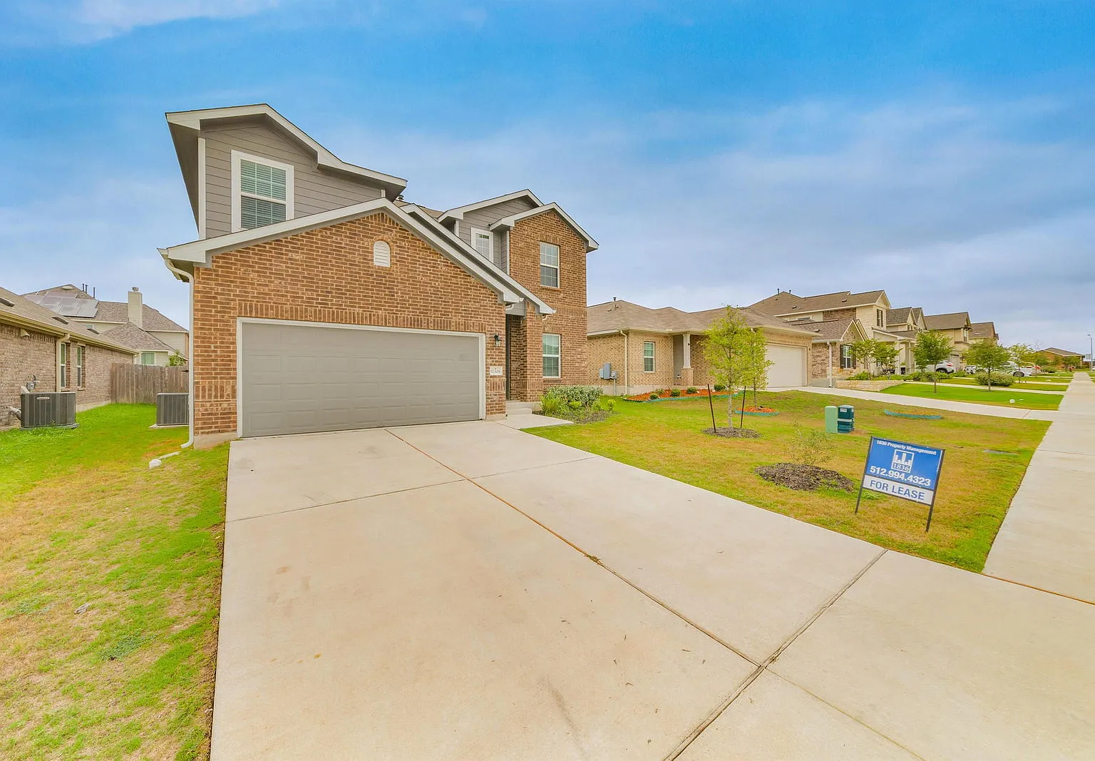4 bed, 2.5 bath, 2282 sqft, $2,100 — Photo 2