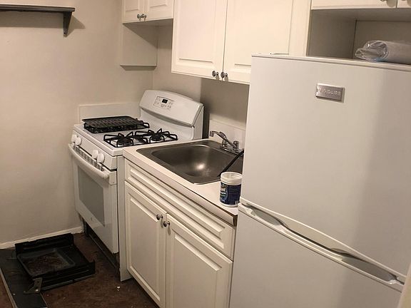 5th image of 64 Parkway N #D