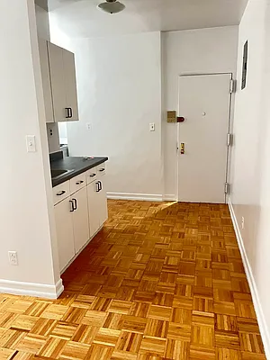 Rented by M.Grossman R.E. Management | media 5