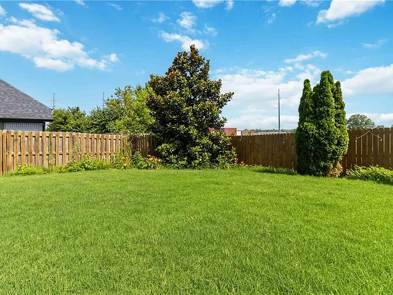 1340 Sweetbriar Cir — Photo 33