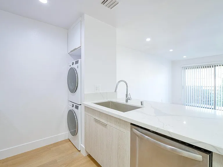1BR1BA - Washer & Dryer &
Dishwasher In-Unit