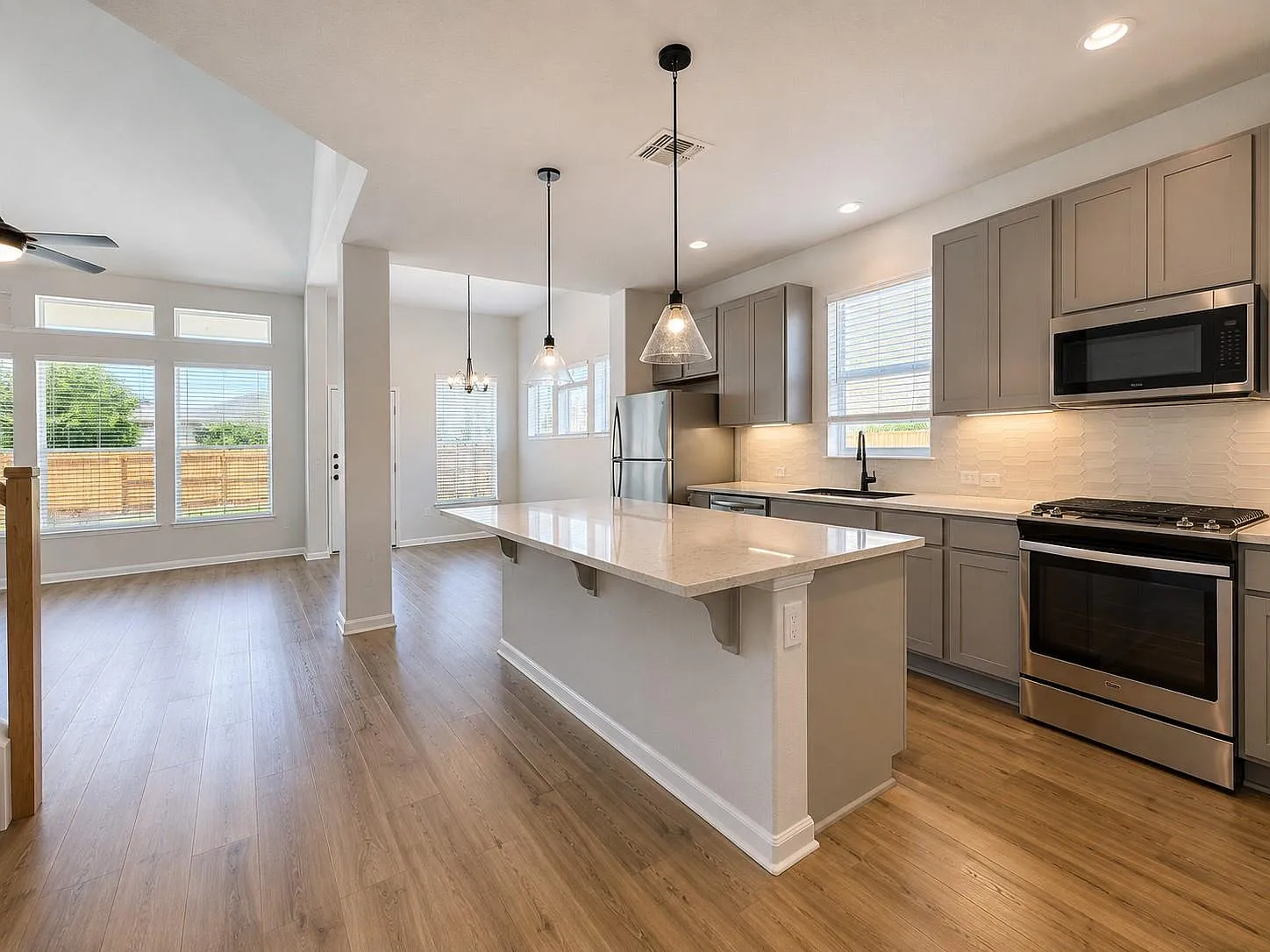 4 bed, 3.0 bath, 2400 sqft, $2,750 — Photo 3