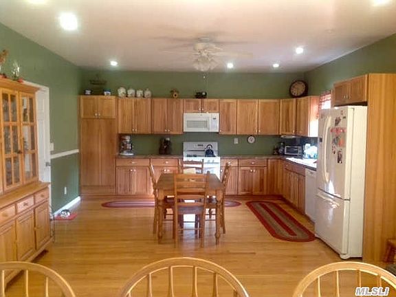 2nd image of 8 Maple St