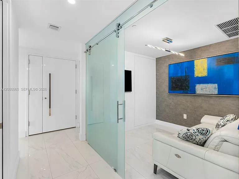 650 NE 32nd St #1201 — Photo 16