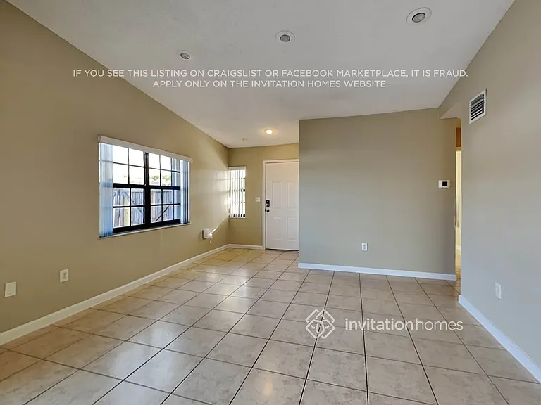 1633 SW 138th Pl — Photo 3