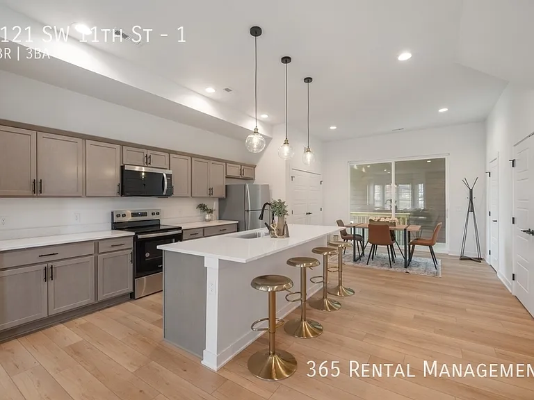 1121 SW 11th St #1 — Photo 3