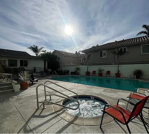2422 Graham Ave Photo 1
