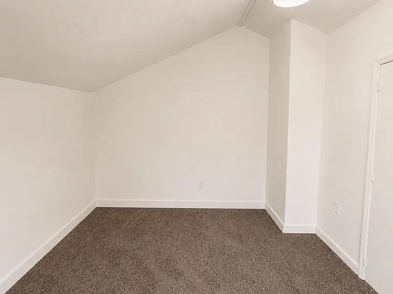 910 Highland Ave — Photo 33