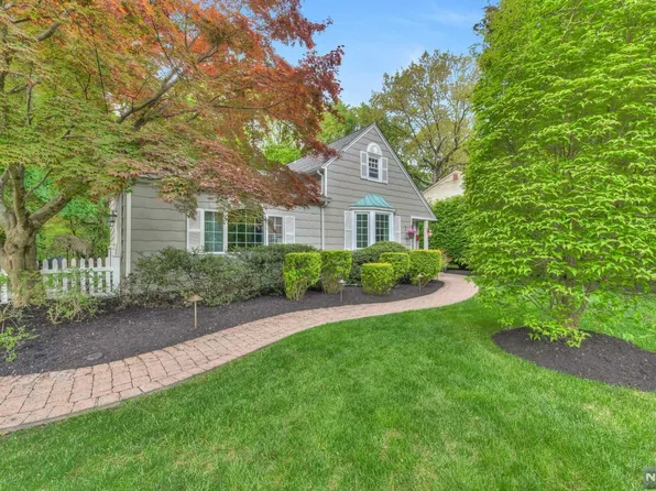 583 Overlook Dr, Wyckoff, NJ 07481