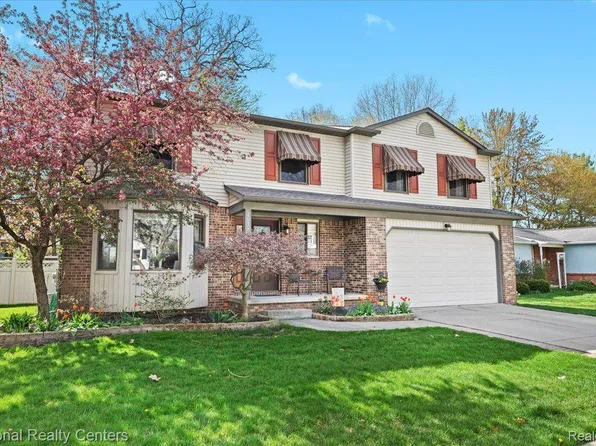 1018 Fairway Trails Dr, Brighton, MI 48116