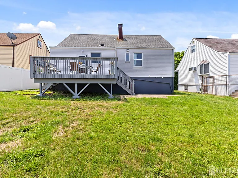 90 Maryknoll Rd — Photo 16