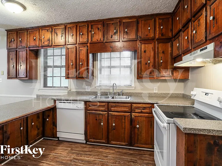 3704 Newport Dr — Photo 7