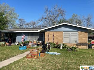 910 Fern Ln, Victoria, TX 77904