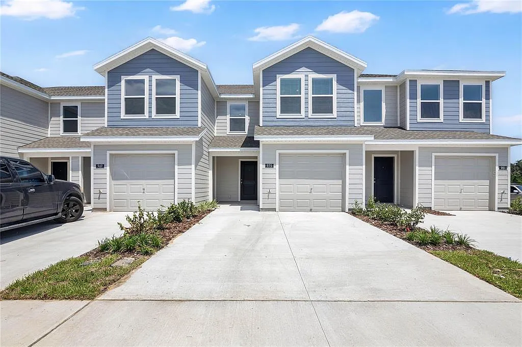 3 bed, 2.5 bath, 1378 sqft, $2,050 — Photo 1