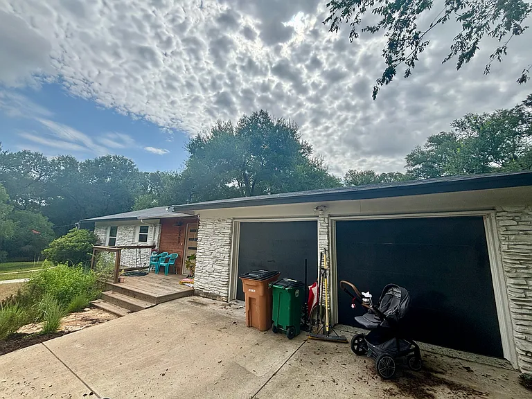 2409 Princeton Dr — Photo 3