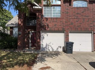 911 Blossomwood Ct, Arlington, TX 76017