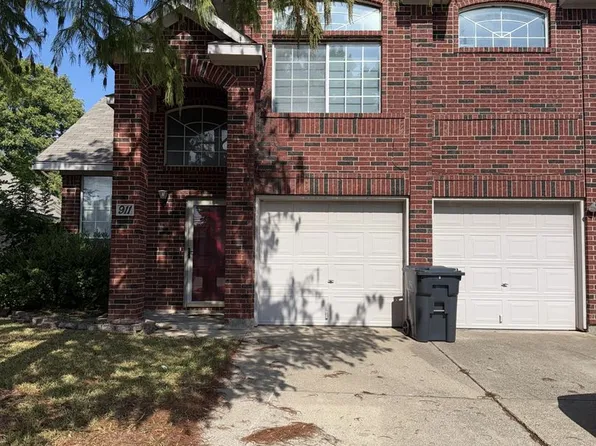 911 Blossomwood Ct, Arlington, TX 76017