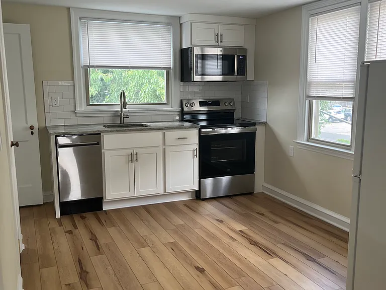 803 Burke St — Photo 2