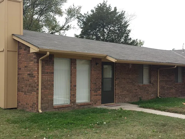 523 S Edwards St — Photo 1