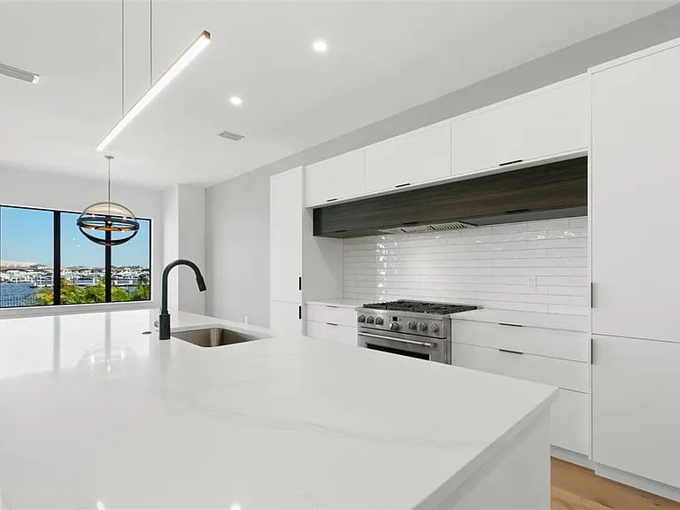 1810 4th St E — Photo 9