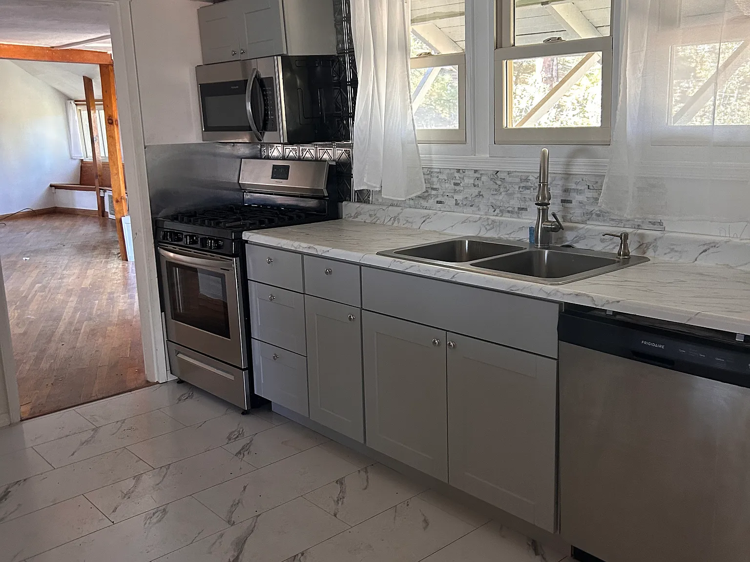 628 Beach Ave — Photo 2