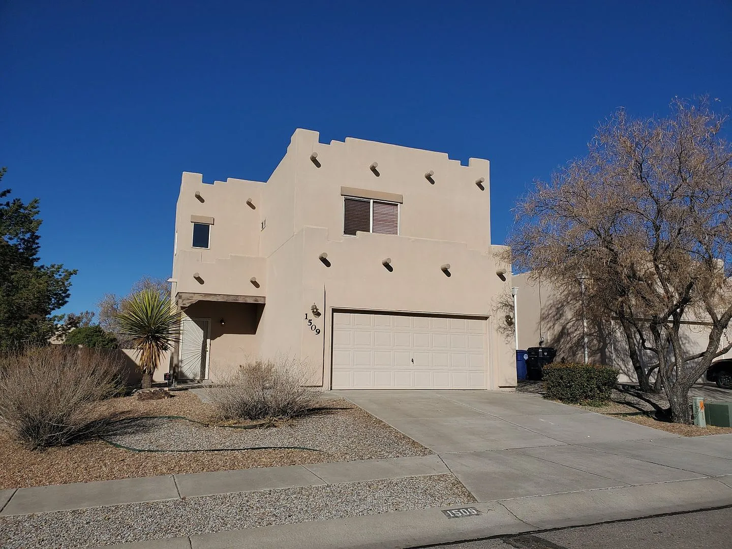 Desirable 3 bedroom home in lovely Vista Del Norte neighborhood. — Photo 2