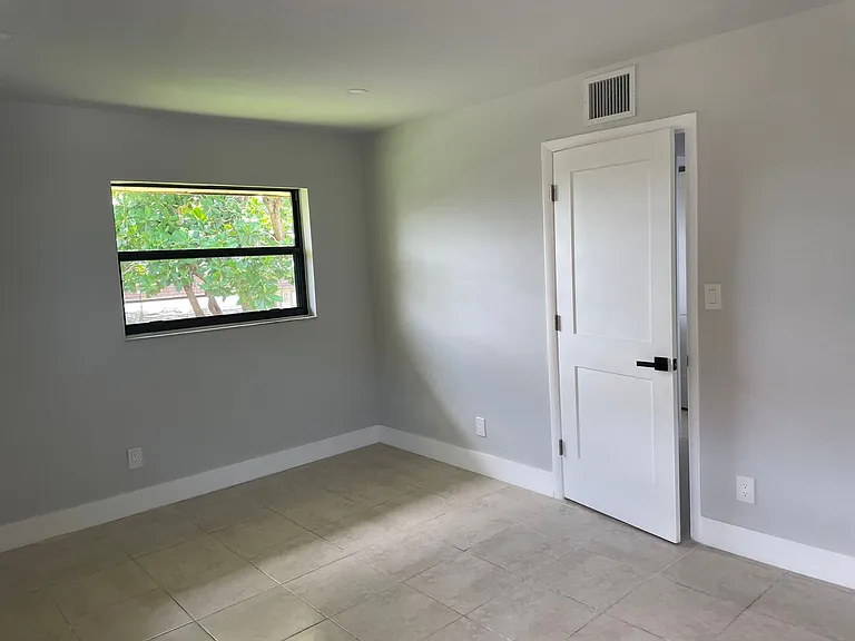 1721 SW 40th Ter #B — Photo 7
