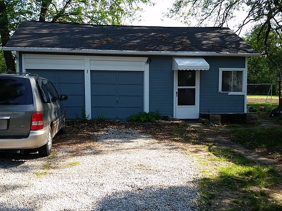 Detached 2-stalk garage, with annex.