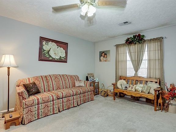 3rd image of 925 Brookhaven Dr