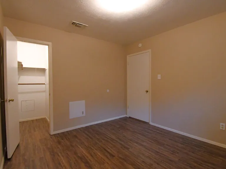 201 Parklane Dr — Photo 16