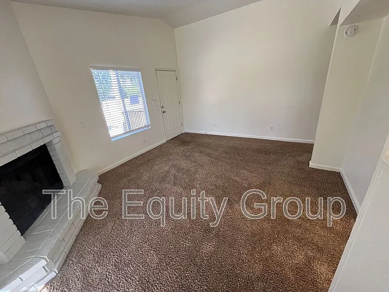 2 bed, 1.0 bath, 877 sqft, $1,340 — Photo 2