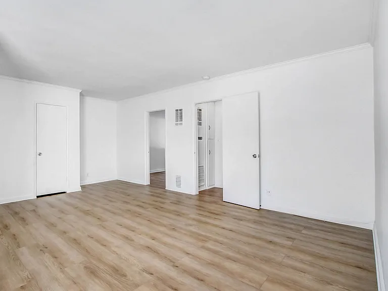 1545 North Laurel — Photo 7