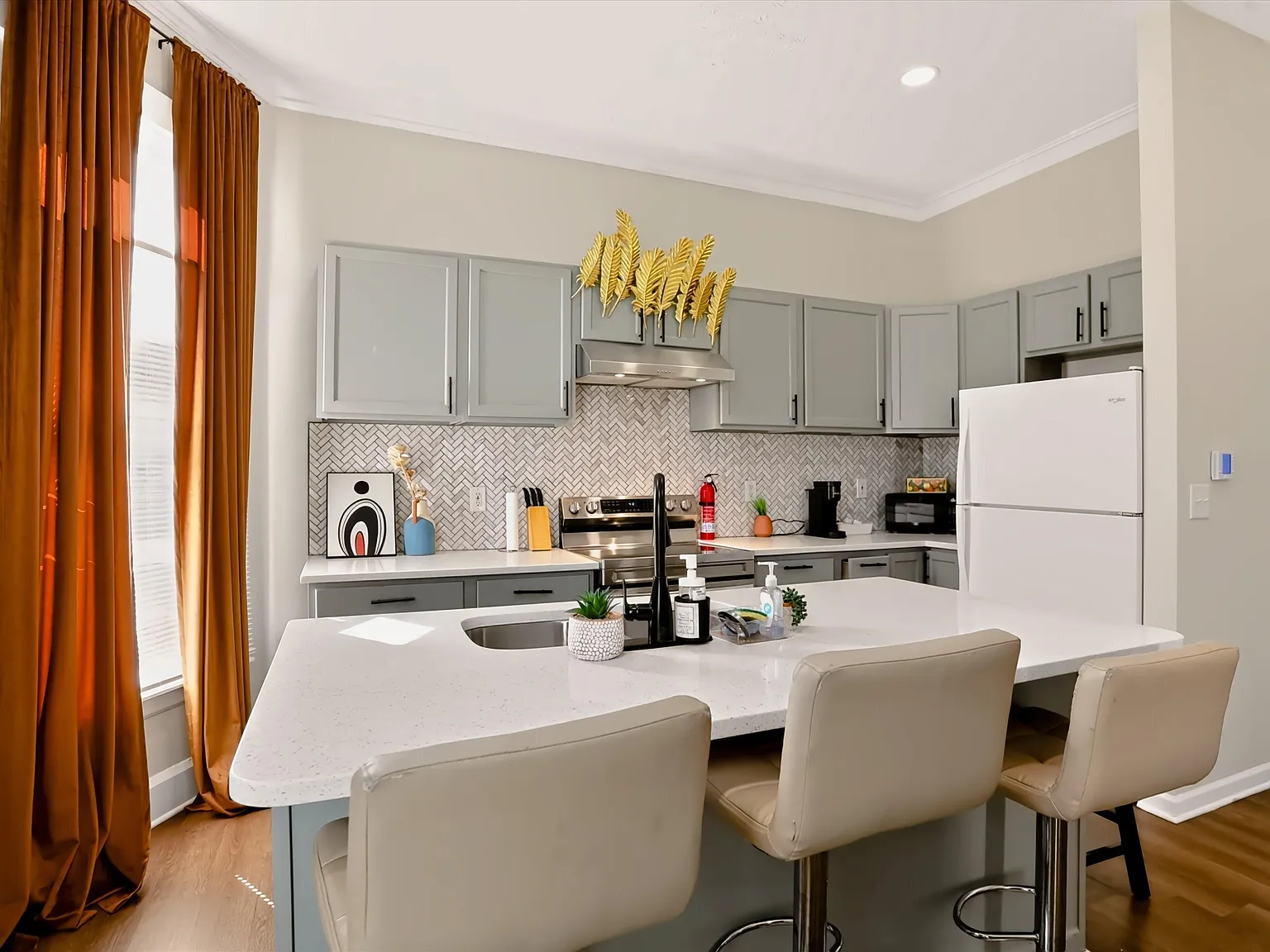 3 bed, 2.0 bath, 4931 sqft, $3,700 — Photo 4