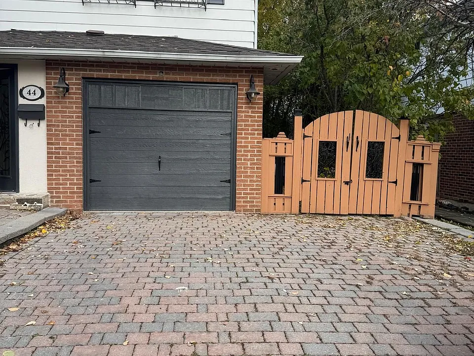 44 Royal Orchard Blvd