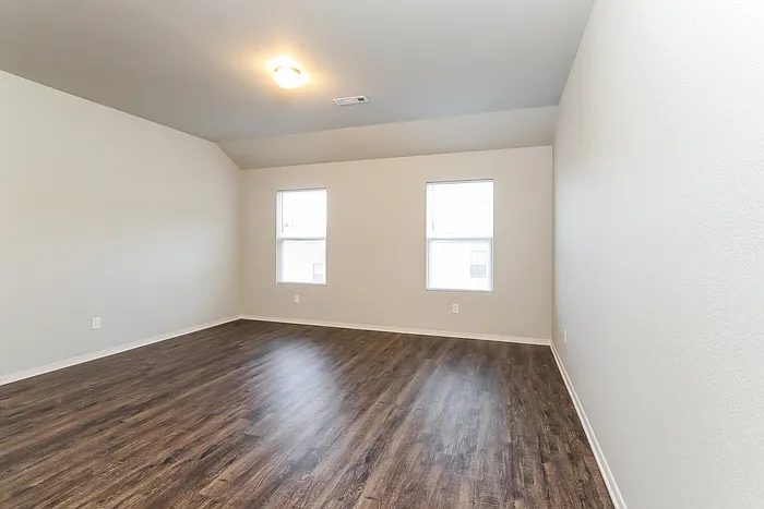 2048 Bentwood Dr — Photo 3