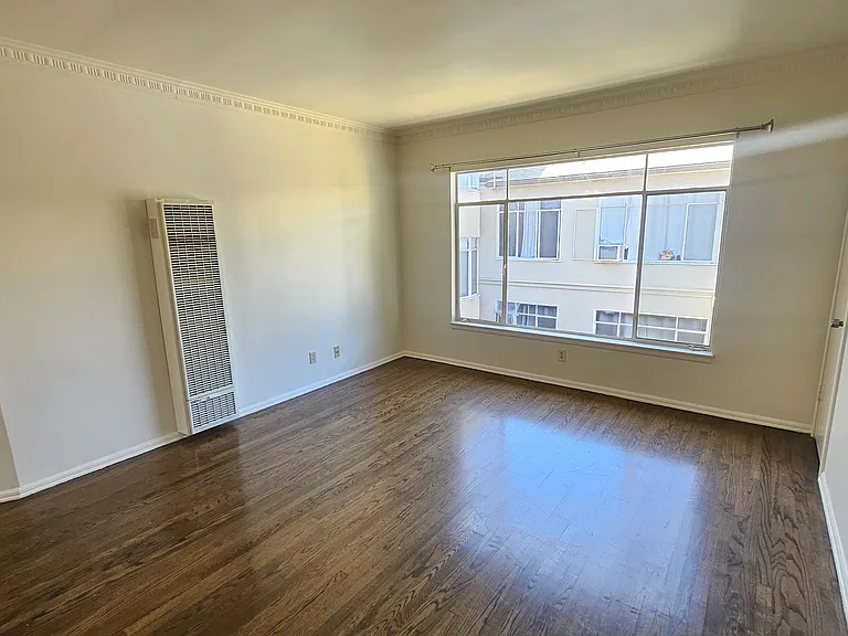 1625 N Hobart Blvd #4 — Photo 2