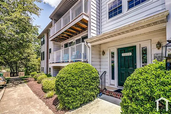 7600 Roscommon Ct #4 — Photo 2