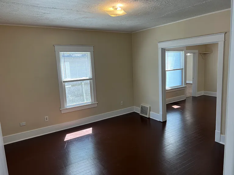 2411 Lynn St — Photo 2