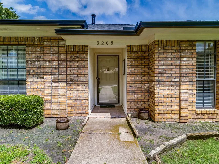 3209 N Marseille Ln — Photo 2