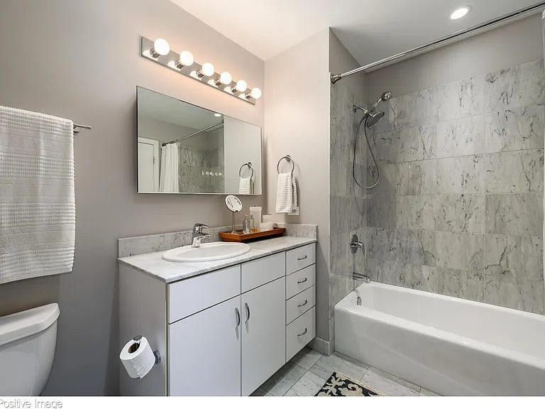 860 W Blackhawk St #1706 — Photo 7