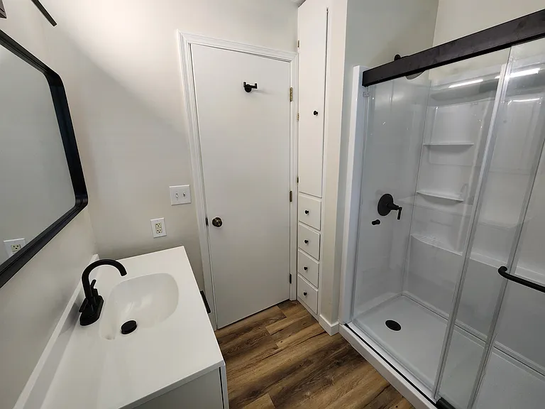 Full Bath Vanity / Shower
