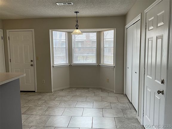 5th image of 109 W Waco St
