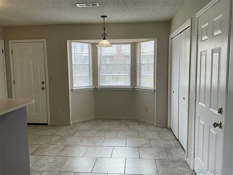 109 W Waco St — Photo 5