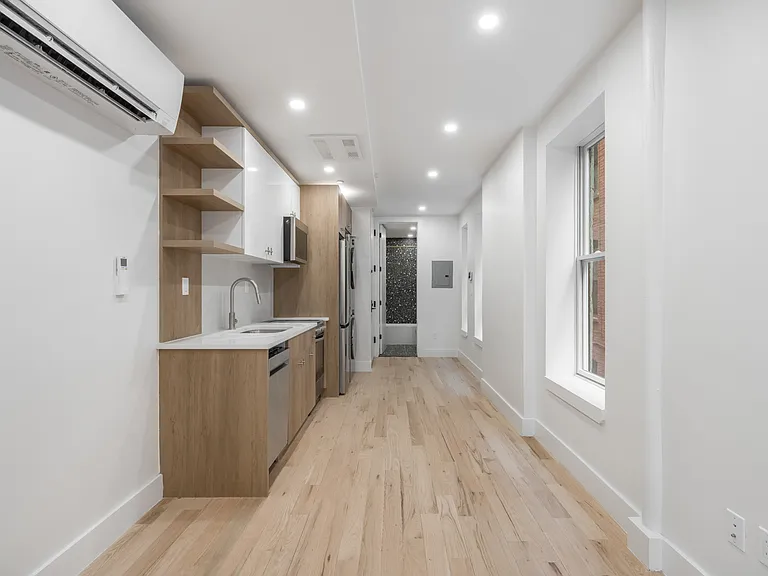 376 Montgomery St #1B — Photo 2