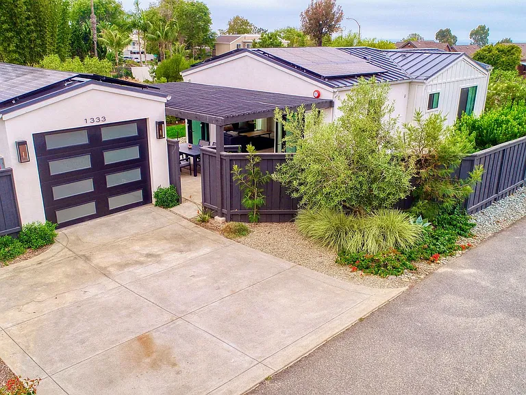 1333 Lake Dr — Photo 3