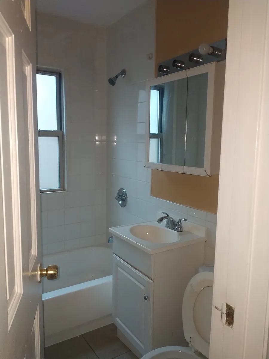 Building Photo - 8210-12 S Ingleside Ave #3N
