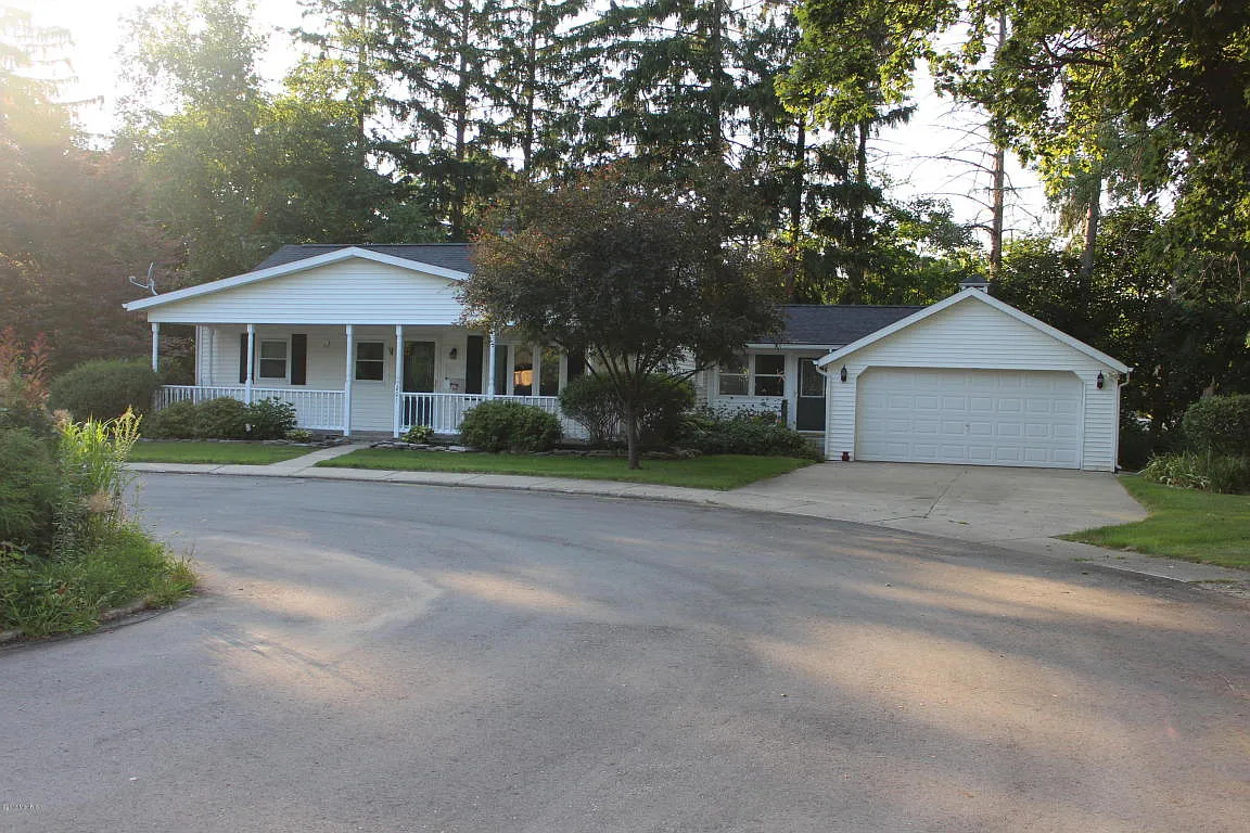 201 Hillcrest Ct photo 1